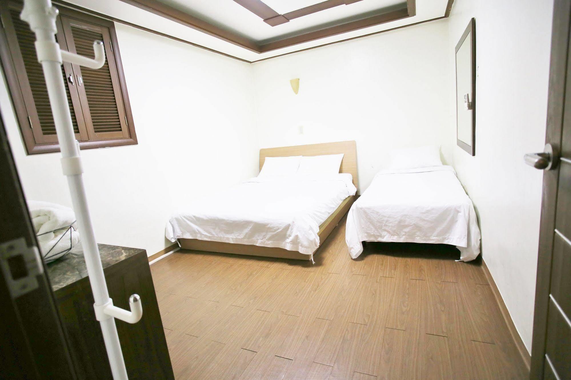 Sinchon Sisters Hostel Szöul Kültér fotó