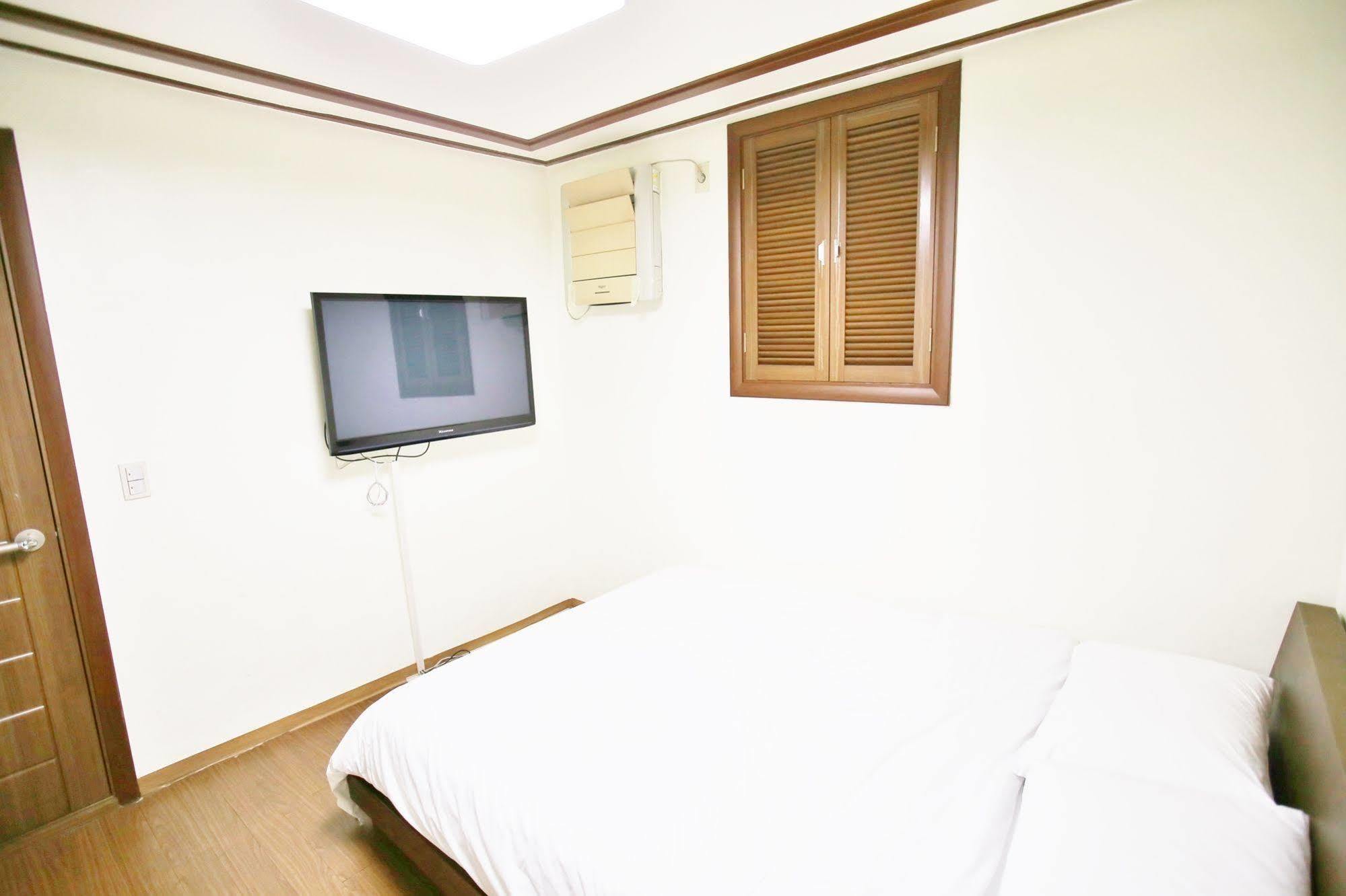 Sinchon Sisters Hostel Szöul Kültér fotó