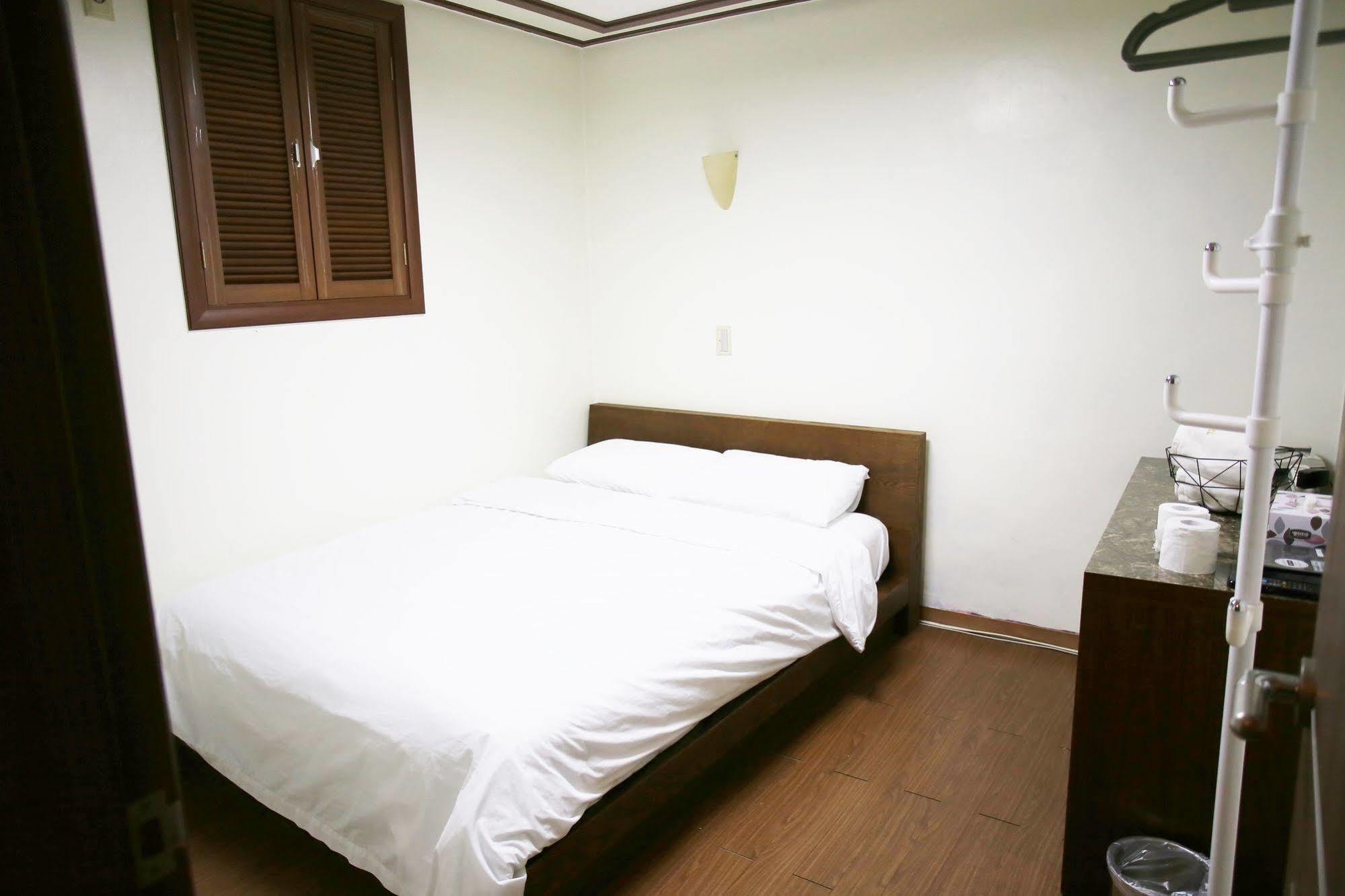 Sinchon Sisters Hostel Szöul Kültér fotó